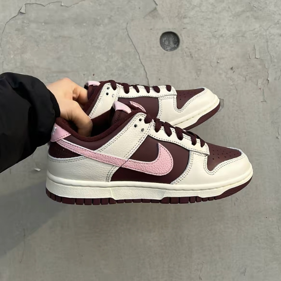 나이키 [해외]나이키 덩크 로우 레트로 나이트 마룬 앤 미디움 소프트 핑크 발렌타인 데이 DR9705-100 데일리슈즈 한정판